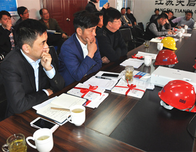 贈廉書  倡廉潔  ——廉潔自律在行動
